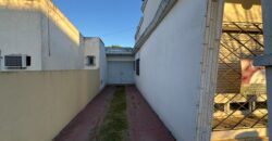 Casa con gran parque y pileta sobre calle 24