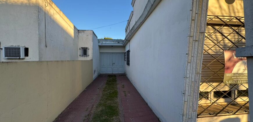 Casa con gran parque y pileta sobre calle 24