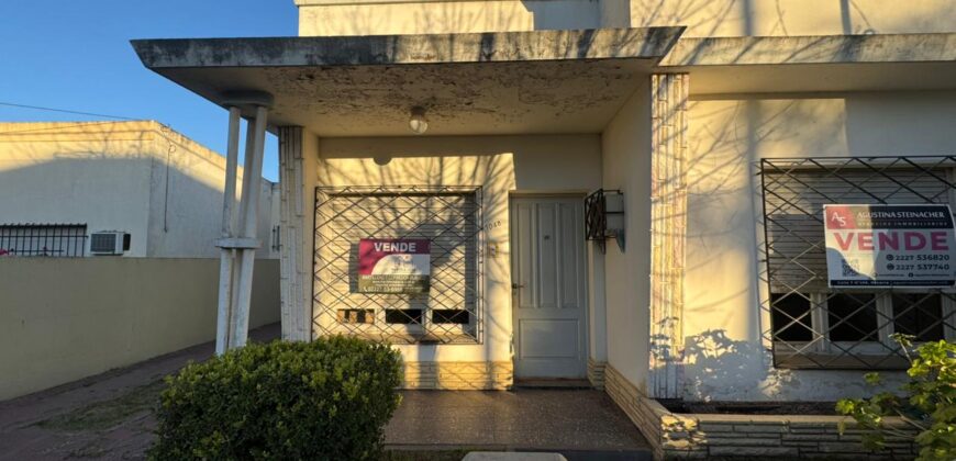 Casa con gran parque y pileta sobre calle 24