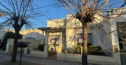 Casa con gran parque y pileta sobre calle 24