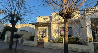 Casa con gran parque y pileta sobre calle 24