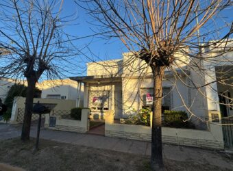 Casa con gran parque y pileta sobre calle 24