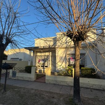 Casa con gran parque y pileta sobre calle 24