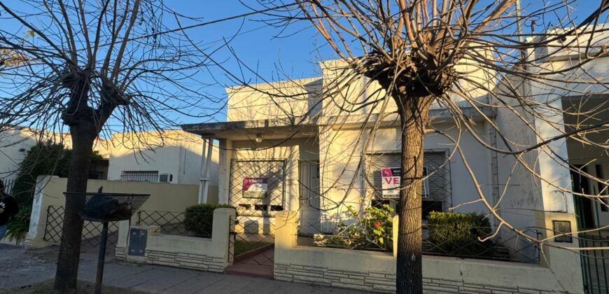 Casa con gran parque y pileta sobre calle 24
