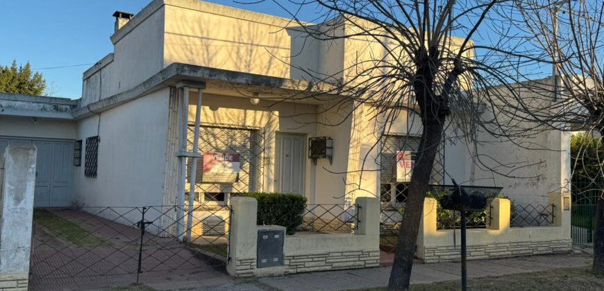 Casa con gran parque y pileta sobre calle 24