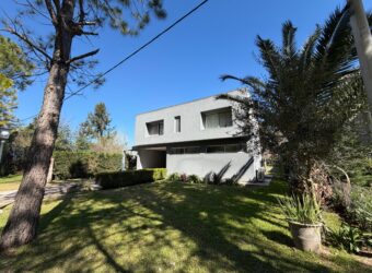 Casa 6 ambientes en Barrio La Olivia