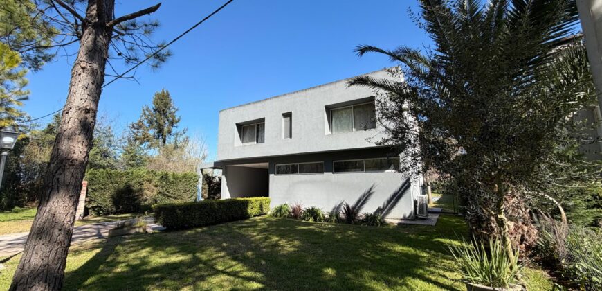 Casa 6 ambientes en Barrio La Olivia