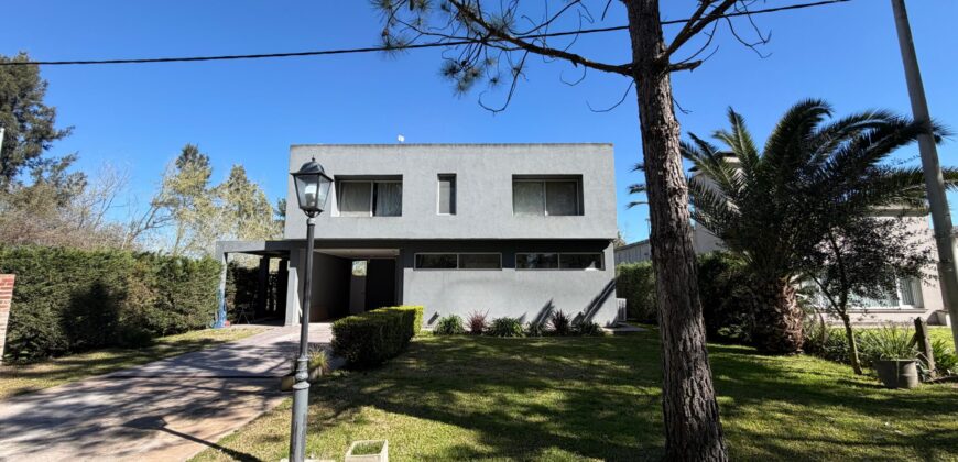 Casa 6 ambientes en Barrio La Olivia