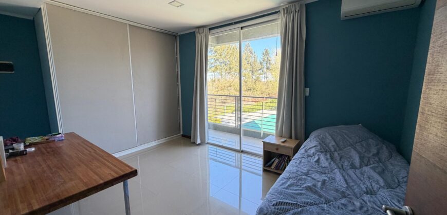 Casa 6 ambientes en Barrio La Olivia