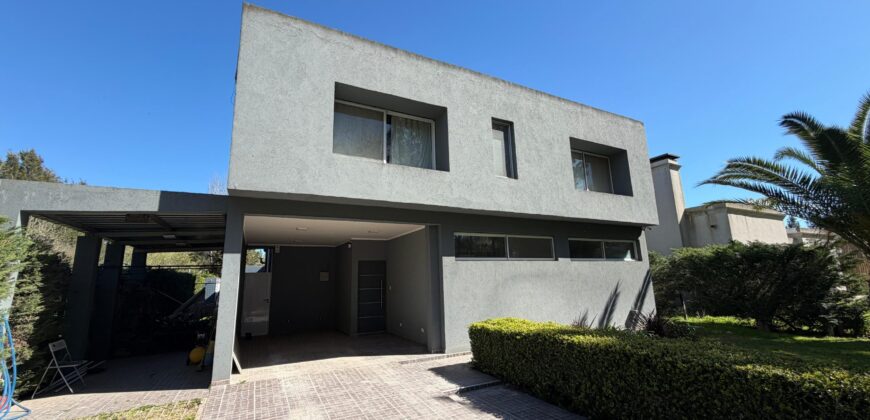 Casa 6 ambientes en Barrio La Olivia