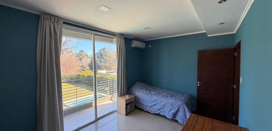 Casa 6 ambientes en Barrio La Olivia