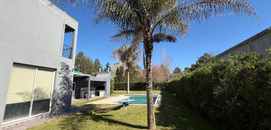 Casa 6 ambientes en Barrio La Olivia