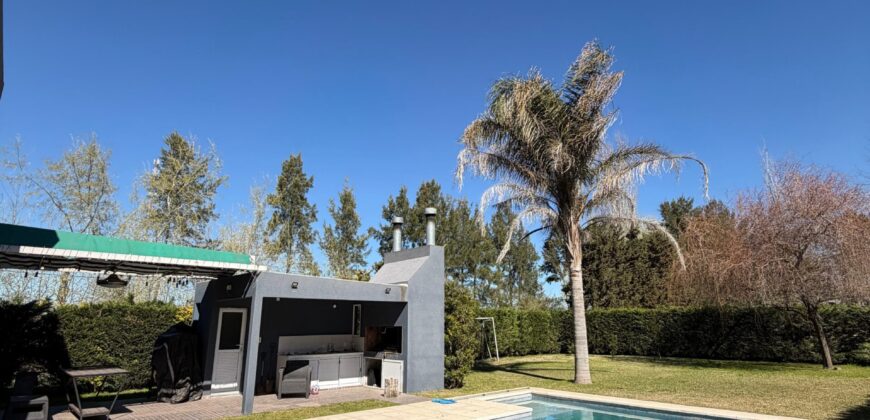 Casa 6 ambientes en Barrio La Olivia