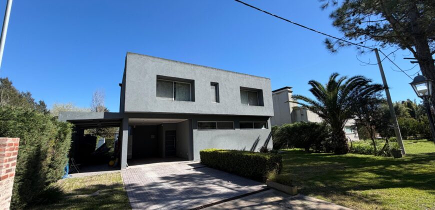 Casa 6 ambientes en Barrio La Olivia