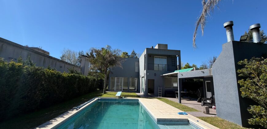 Casa 6 ambientes en Barrio La Olivia