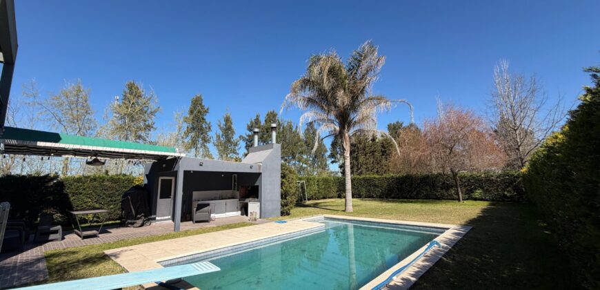 Casa 6 ambientes en Barrio La Olivia